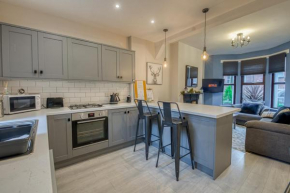 Charming City Home, Beside the Serene Ormeau Park